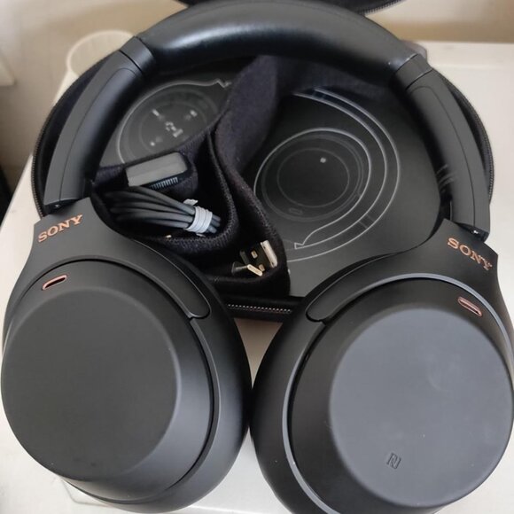 Sony WH-1000XM4 Headset - Picture 1 of 4